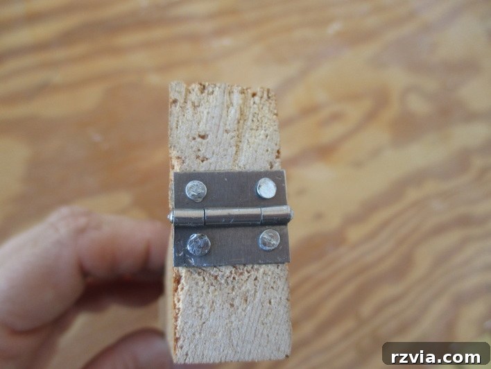 Attaching the two slim wood pieces using hinges, A sound of inspiration www.theboondocksblog.com
