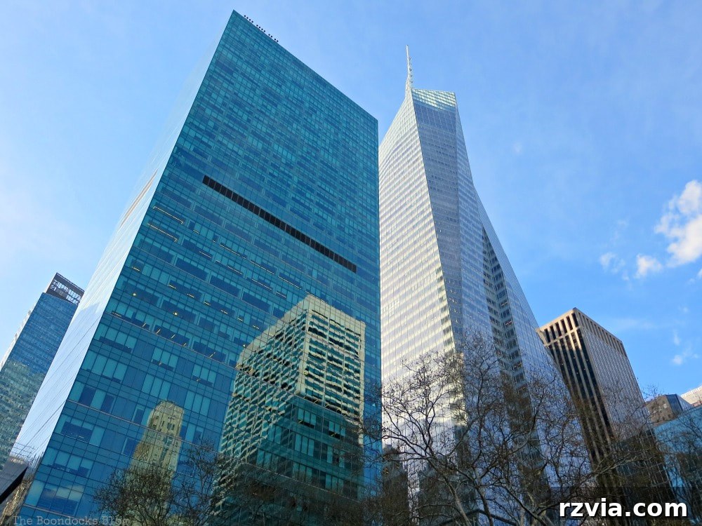 The impressive Bank of America Skyscraper dominating the Sixth Avenue side of Bryant Park, showcasing modern architecture.