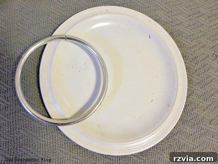Seaside Style from Salvaged Treasures 6 A simple white plate and a metal ring, originally intended for wrapping in twine.