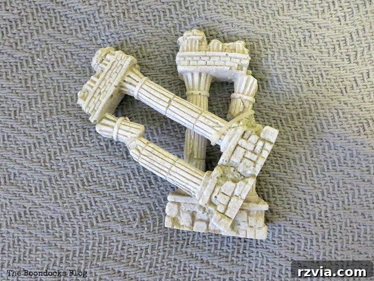 Seaside Style from Salvaged Treasures 7 Small decorative 'ruins' or souvenirs, originally from a fish tank, repurposed for the beach vignette.