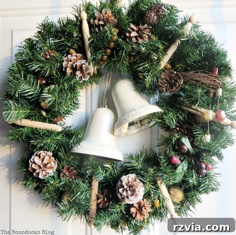Kolay Rustik Noel Çelengi Yapımı ve 12 Ek Çelenk Fikri 2 Beautiful handmade rustic Christmas wreath adorned with pine cones, wooden clothespins, and repurposed beads, hanging on a front door.