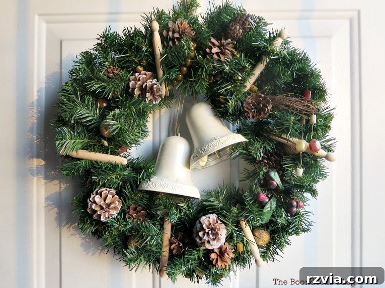 Kolay Rustik Noel Çelengi Yapımı ve 12 Ek Çelenk Fikri 11 Rustic Christmas wreath with bells preventing the door from closing, illustrating a common DIY challenge.