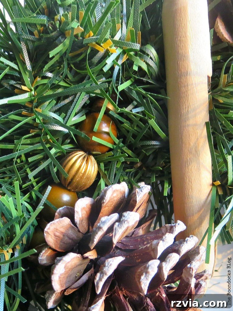 Kolay Rustik Noel Çelengi Yapımı ve 12 Ek Çelenk Fikri 8 The rustic Christmas wreath showcases the harmonious blend of natural elements and upcycled, earthy-toned beads, creating a cohesive design.