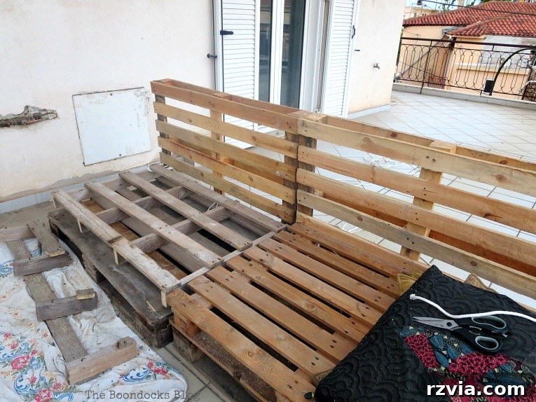 Super Simple Pallet Couch No Tools Needed 11 The front view of the assembled pallet couch frame, ready for cushions and decor.