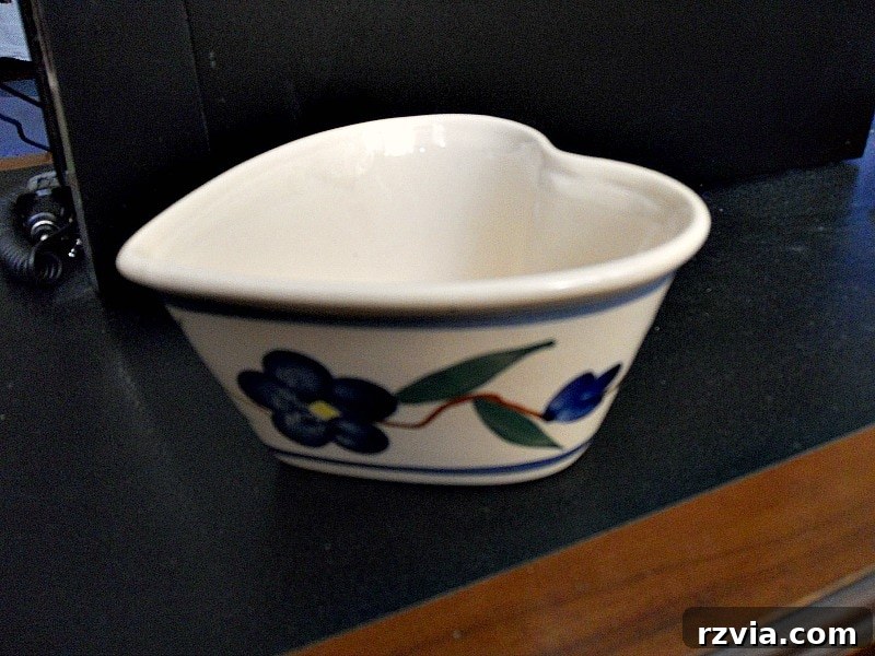 Heart-shaped ceramic bowl, a key element for the Valentine's Day Wooden Gift Box