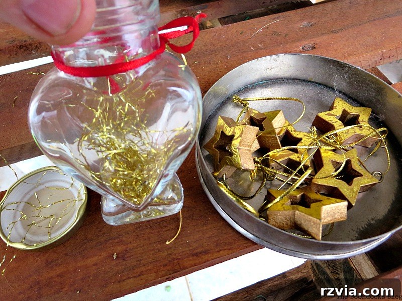 gold accents, A repurposed Antique Cauldron for Christmas theboondocksblog