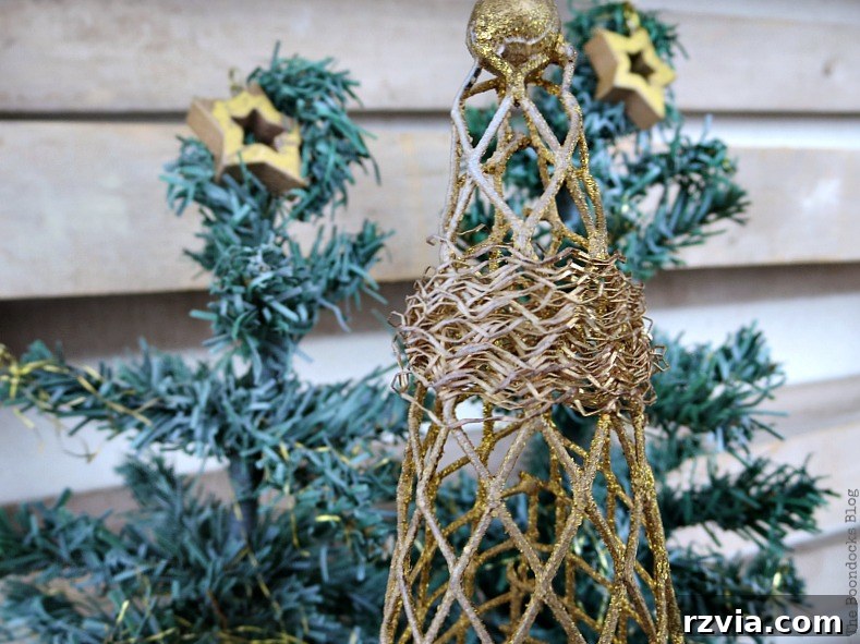 Gold accents, A repurposed Antique Cauldron for Christmas theboondocksblog