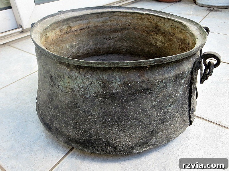 The antique cauldron before, A repurposed Antique Cauldron for Christmas theboondocksblog