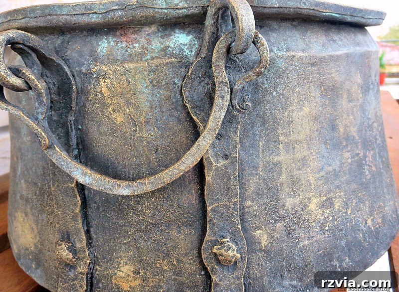 Adding more metallic color, A repurposed Antique Cauldron for Christmas theboondocksblog
