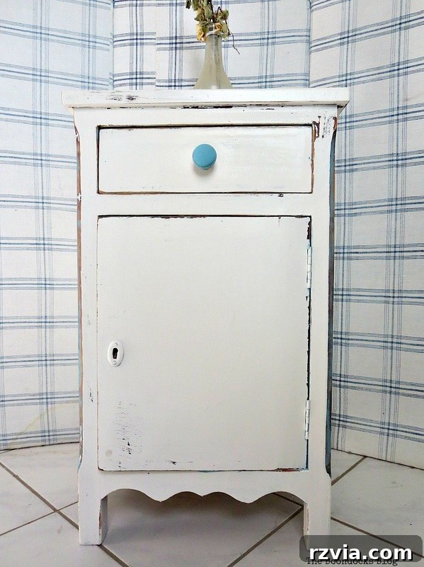 Complete Look: The Refreshed Side Table with Blue Details and Doily Top | www.theboondocksblog.com